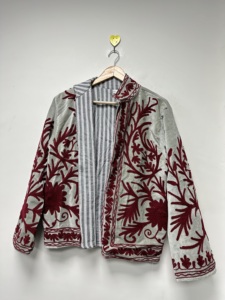 Chaqueta de Algodón Bordada con Flores Suzani para Mujer, Hecha a Mano en India, Estilo Étnico Bohemio, Prenda Exterior Tradicional Artesanal de Invierno, Largo Regular - Product Image 1