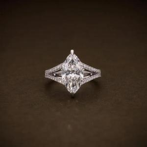 Anillo de compromiso con diamante talla marquesa, banda de boda de oro blanco con diseño dividido, elegante anillo de aniversario, joyería nupcial con halo, regalo de lujo - Product Image 1