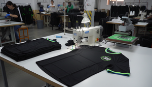 เสื้อฟุตบอลทีมสั่งทำพิเศษ 150GSM โพลีเอสเตอร์ 100% พิมพ์ลายด้วยความร้อน OEM ODM MOQ 10 - Product Image 2