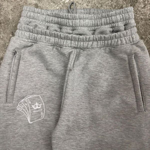 กางเกงจ็อกกิ้งเอวสองชั้นลายปักโป๊กเกอร์ทรงหลวมสไตล์โกธิคฮิปฮอปสตรีทแวร์สำหรับผู้ชายและผู้หญิง - Product Image 4