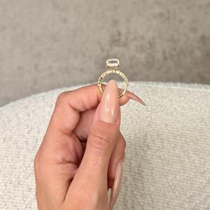 แหวนหมั้นเพชรทรงเหลี่ยมมรกต 6.50 กะรัต เพชรเลี้ยงในห้องปฏิบัติการ ประดับด้วยเพชรทรงรัศมีและทรงมาร์คีส์ด้านข้าง _ รับรองโดย IGI _ แหวนขอแต่งงานทอง 14k - Product Image 3