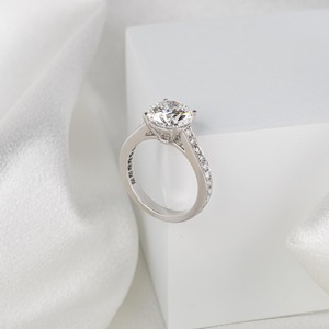 แหวนเพชรทรงกลม 3 กะรัต D VS1 ได้รับการรับรองจาก IGI เพชรเพาะเลี้ยงในห้องปฏิบัติการ ประดับเพชรรอบวงแบบซ่อน 14k ทองคำขาว - Product Image 1