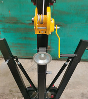Tour élévatrice professionnelle pour scène avec système à manivelle et stabilisateurs pour un montage sécurisé des équipements DJ et des structures d'éclairage