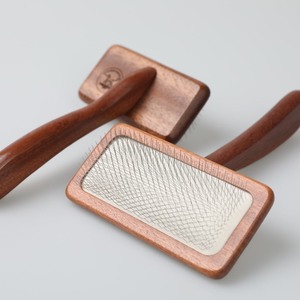 Brosse à poils pour animaux de compagnie, en bois, à poils doux, légère, pour le toilettage, accessoires essentiels pour le toilettage des animaux, brosse pour chien. - Product Image 6