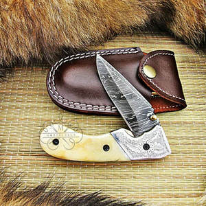Couteau pliant artisanal en acier Damas avec étui en cuir, couteau de poche OEM, fournisseur pour le camping et la chasse - Product Image 2