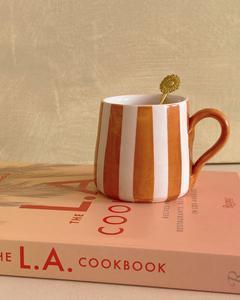 Mug en céramique élégant avec glaçure rayée peinte à la main, corps incurvé lisse, poignée confortable, design durable et conservant la chaleur - Product Image 4