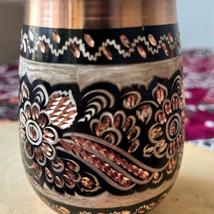 Verre à boire en cuivre pur gravé avec un motif floral noir, parfait pour servir de l'eau aux invités et pour une utilisation à la maison. - Product Image 1