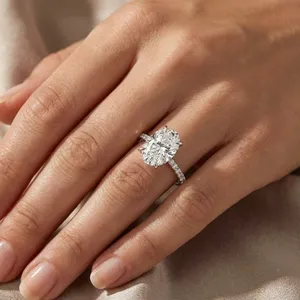 Anillo de Compromiso con Halo Lateral de Diamantes Ovalados Certificados de 4.55Ct, Oro Blanco de 14k, Cultivados en Laboratorio - Product Image 3