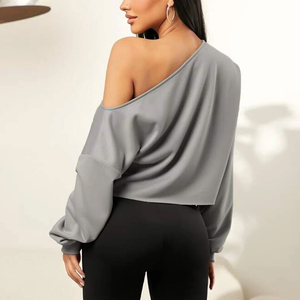 Sweat-shirt tricoté asymétrique à épaules dénudées pour femme, couleur unie, coupe ample et oversize, idéal pour l'automne, personnalisable - Product Image 3