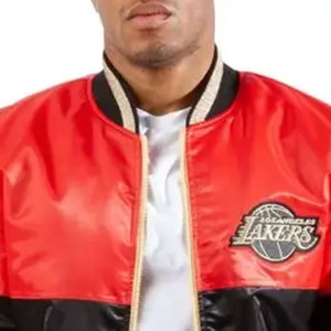 Chaqueta de béisbol impermeable con logo personalizado para hombre, chaqueta con cremallera completa de los Angeles Lakers, chaqueta universitaria en colores rojo, negro y verde. - Product Image 3