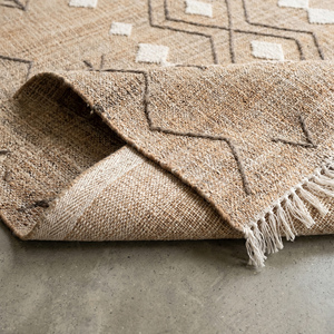 Tapis moderne en jute beige tissé à la main, antidérapant, motif géométrique tribal en losanges, avec franges texturées, pour salon et chambre à coucher - Product Image 6