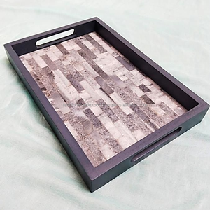 Bandeja de madera blanca hecha a mano con incrustaciones de resina de piedra en blanco y negro Bandeja de servicio decorativa elegante a rayas - Product Image 3