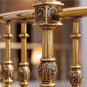 Rampe d'escalier dorée de style régale avec poteaux à embouts carrés ornés, colliers de balustre en relief et balustrade de rampe d'escalier traditionnelle - Product Image 2