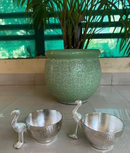 Juego de 2 Cuencos de Cristal Flamingo de Plata Alemana Hechos a Mano Colección Royal Look Aarna - Ideales para Bodas, Diwali y Eventos Corporativos - Product Image 1