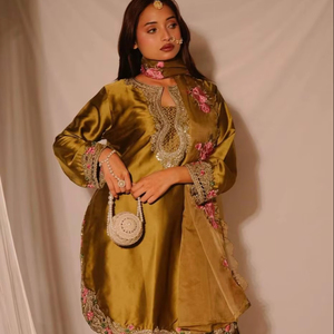 ชุดคุर्ติสไตล์โมเดิร์นสำหรับผู้หญิง ดีไซน์ใหม่สำหรับงานปาร์ตี้/งานแต่งงาน/งานดิวาลี ผ้าซาตินญี่ปุ่นปักลายอย่างดี แห้งเร็ว - Product Image 1