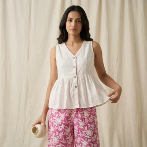 Conjunto de Dos Piezas Casual de Verano para Mujer, Top Peplum sin Mangas con Cuello en V de Algodón Blanco y Pantalones Anchos con Estampado Floral Rosa - Product Image 1