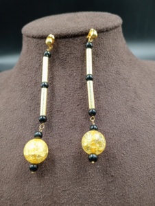 Pendientes colgantes chapados en oro con perlas de imitación y detalles negros, joyería clásica de boda para mujer con engaste de bisel - Product Image 3