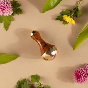 Varita Kansa, herramienta de belleza ayurvédica para masaje facial, con extremos de metal bronce de doble cara y mango de madera de teca, ligera, hecha a mano. - Product Image 4