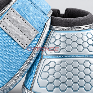 Modernas botas de protección para caballos diseñadas con materiales flexibles y duraderos y correas ajustables para un rendimiento fiable en el entrenamiento. - Product Image 6