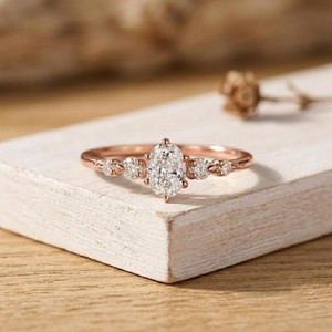 Bague de mariage pour femme en or massif avec cinq diamants ovales et ronds de laboratoire, pureté E, VVS, taille ovale, certifiée IGI - Product Image 3