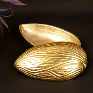 Bol de service en métal sculpté en forme d'Almont doré, design glamour fait main, idéal pour offrir - Product Image 1