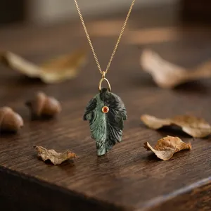 Collier pendentif en jaspe Kambaba naturel avec feuille en CZ rouge sculptée à la main, plaqué or 18 carats de haute qualité, en laiton anti-ternissement - Product Image 5