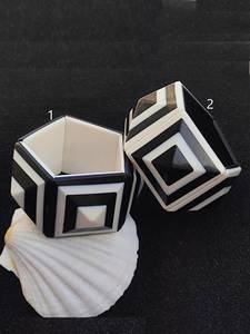 Accessoires de mode pour filles faits à la main, design antique noir et blanc, pour les fêtes, par Universal Overseas - Product Image 4