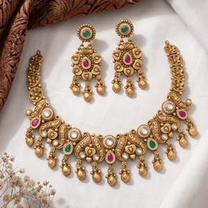 Ensemble collier choker plaqué or antique et boucles d'oreilles assorties avec pierres rubis et émeraudes - Product Image 4