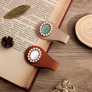 Marcador de página decorativo de hoja de arce en cuero, hecho a mano para una elegante organización de libros, a la venta a bajo precio. - Product Image 6