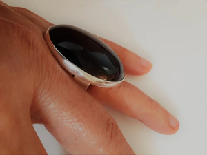 แหวนแต่งงานผู้หญิงเงินแท้ 925 ประดับพลอยออนิกซ์สีดำทรงรี สไตล์โบฮีเมียน งานแฮนด์เมด ดีไซน์ขอบแบบ Bezel Setting สวยงาม เหมาะสำหรับเป็นของขวัญแทนใจ - Product Image 3