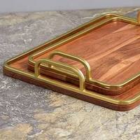 Plateau de service en bois d'acacia de luxe en gros pour hôtels, avec cadre en laiton élégant et poignées latérales courbées faites à la main