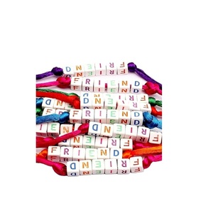 Perles en bois colorées en forme de lettres FRIEND, perles en cube alphabet, fil tressé, thème traditionnel de Noël - Product Image 1