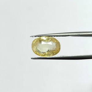 พลอยแซฟไฟร์สีเหลืองธรรมชาติทรงรี 6.57 กะรัต จากศรีลังกา สำหรับทำเครื่องประดับและแหวน รุ่น YSON-143 - Product Image 3