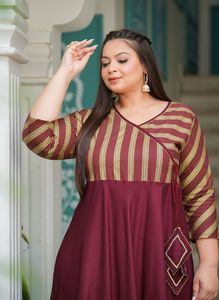 ชุดเซ็ตผ้าเรยอนพิมพ์ลายทางสำหรับผู้หญิงไซส์พลัส แบบ Anarkali Kurti แขน 3/4 คอ Angrakha สีแดงเลือดหมู สไตล์ชาติพันธุ์ลำลอง ทรงบาน เหมาะสำหรับงานเทศกาล - Product Image 1