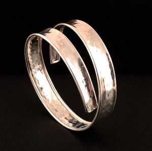 Brazalete de brazo vintage de latón bañado en plata, brazalete de metal martillado, brazalete tribal gitano, joyería para festivales, para venta al por mayor - Product Image 4