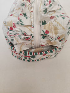 Elegante y Moderno Estuche Cosmético Acolchado Floral Ecológico con Volantes de Algodón Hecho a Mano, Organizador para Maquillaje, Joyas, Lápiz Labial y Loción - Product Image 3