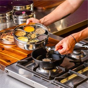 Boîte à épices décorative en métal doré avec couvercle gravé, 7 compartiments, conteneur Masala Dani, vente en gros d'articles de cuisine indiens, vaisselle - Product Image 5
