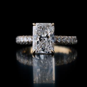 Anillo de compromiso de plata 925 chapado en oro de 18 quilates con moissanita de corte esmeralda para mujer, fabricante de joyería personalizada. - Product Image 2