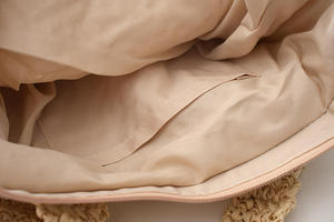 Acelera tu rutina con este moderno bolso de hilo natural con diseño de malla vertical y asas cómodas. - Product Image 5