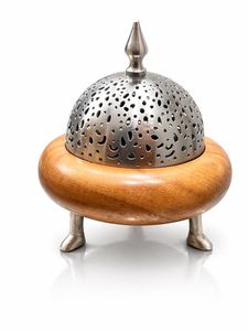 Brûleur d'encens Oud artisanal en bois d'acacia et mangue, écologique, avec motif sculpté et couvercle en laiton, pour les Émirats arabes unis et l'Arabie Saoudite - Product Image 4
