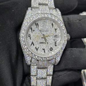 Montre Moissanite VVS à griffes multiples la plus vendue, entièrement sertie, en acier inoxydable, mouvement mécanique, cadran en verre, analogique, Charm India - Product Image 1