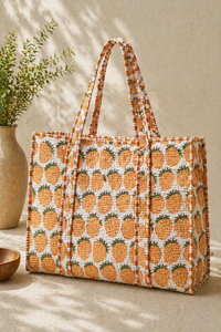 Bolso Tote Acolchado de Algodón con Estampado de Fresas y Diseño a Rayas, Cierre de Cremallera, Diseño Moderno para Toda Temporada, 18 Pulgadas - Product Image 2