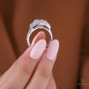 Bague de mariage de luxe pour femme en or plaqué 14 carats avec diamant de laboratoire rond brillant de 4,19 carats et halo à trois pierres - Product Image 5