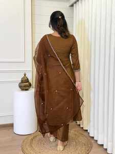 Conjunto de Kurta de Seda Marrón con Bordado de Pedrería, Ropa Tradicional India y Pakistaní para Mujer, Estilo Casual de Primavera/Verano - Product Image 5