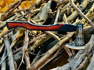 Axe Viking artisanal A&M ENTERPRISES avec tête en acier gravée de la rune Aegishjalmur, manche en bois courbé avec incrustation en cuir - Product Image 4