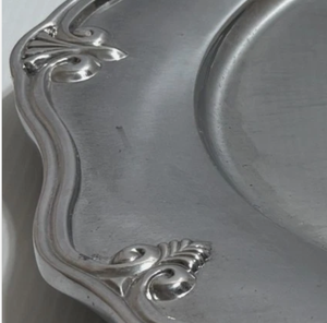 Plato de presentación decorativo de metal con borde festoneado y diseño de flor-de-lis en estaño plateado antiguo para servicio de mesa - Product Image 3