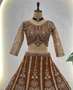 Magnifiques ensembles de lehengas et cholis de mariée en tissu Georgette avec bordure en fausse fourrure, broderie papillon, design traditionnel pour mariage/fête - Product Image 5