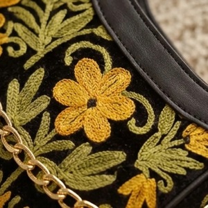 กระเป๋าสะพายไหล่ปักลาย Kashmiri Crewel สีดำ ประดับดอกดาวเรืองสีทองและลายเถาวัลย์สีเขียว - Product Image 5