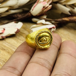 Bague œil porte-bonheur en laiton au design tendance, bague chevalière gothique, bague en laiton pour femme, œil tribal plaqué or 18 carats pour la vente en gros/OEM de bijoux - Product Image 1