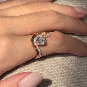 Anillo de compromiso de oro macizo de 14k con diamante de talla brillante redonda, halo y banda pavé, certificado IGI, moderno. - Product Image 3